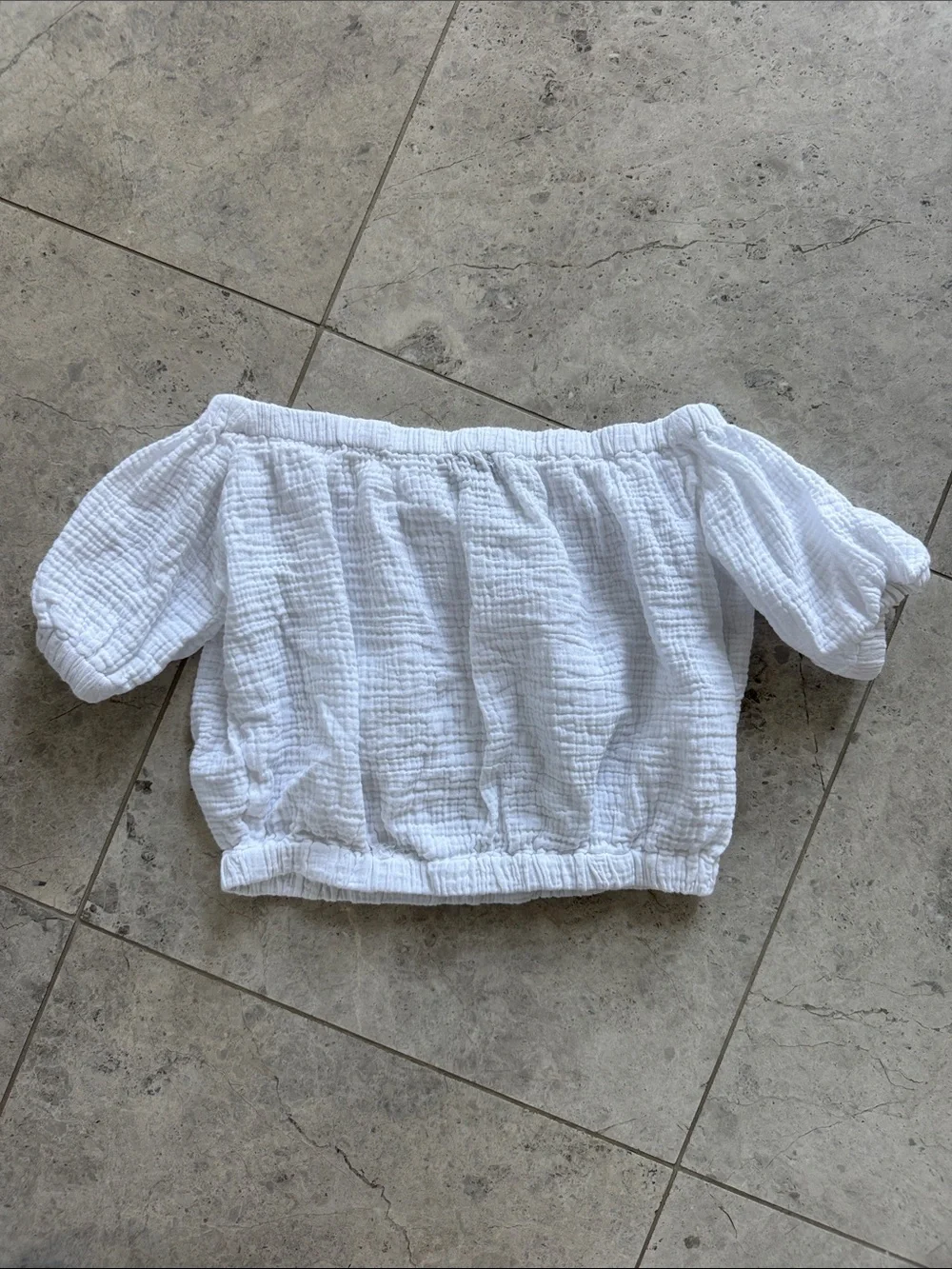 cupcakes & cashmere White Off-Shoulder Cropped Top - Picture 4 of 6